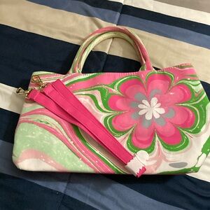 Pretty little handbag that holds a lot!